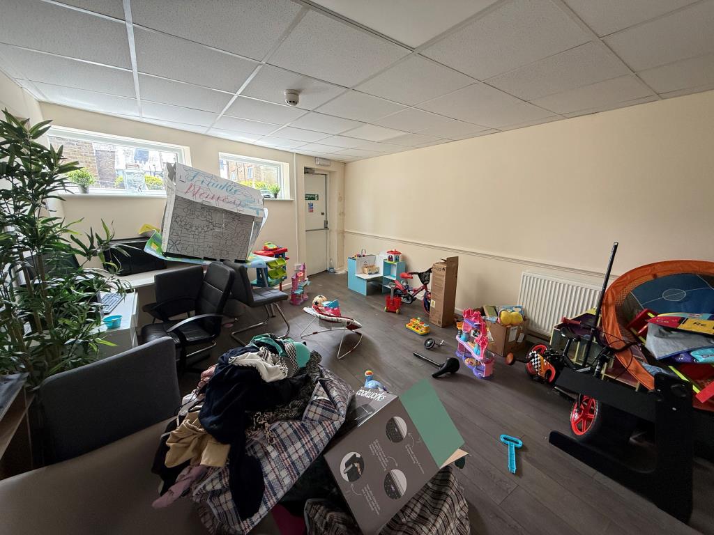 Lot: 145 - TEN-BEDROOM HMO WITH PLANNING FOR SEVEN FLATS - Bedroom one